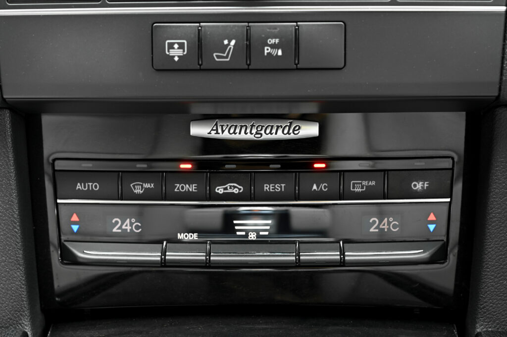 ขาย BENZ E250 CGI W212 เกียร์ 7 SPEED เปลี่ยนที่คอพวงมาลัย LED DAYLIGHTS ตรง สวยสภาพดีน่าใช้มากครับ