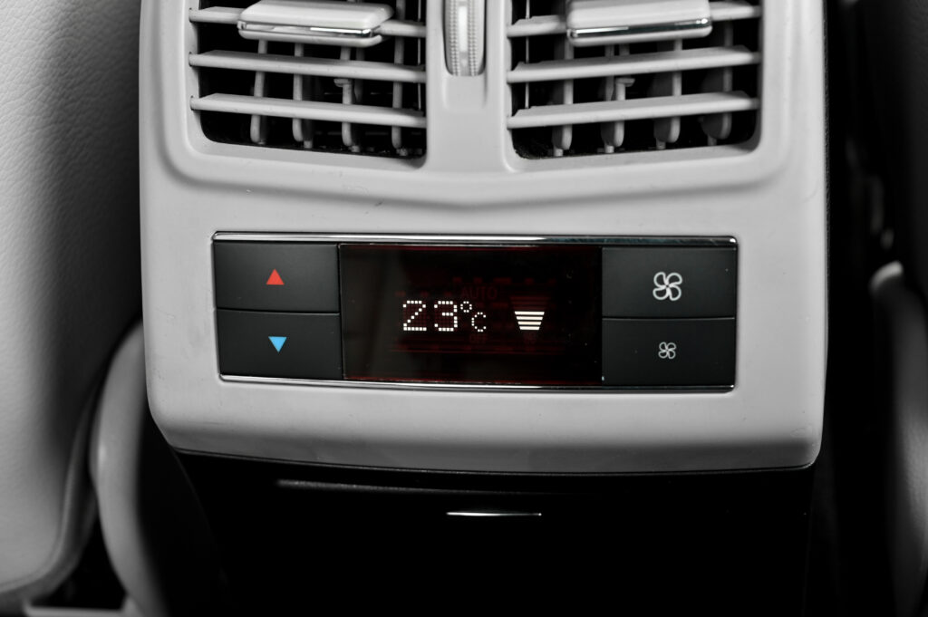 ขาย BENZ E250 CGI W212 เกียร์ 7 SPEED เปลี่ยนที่คอพวงมาลัย LED DAYLIGHTS ตรง สวยสภาพดีน่าใช้มากครับ