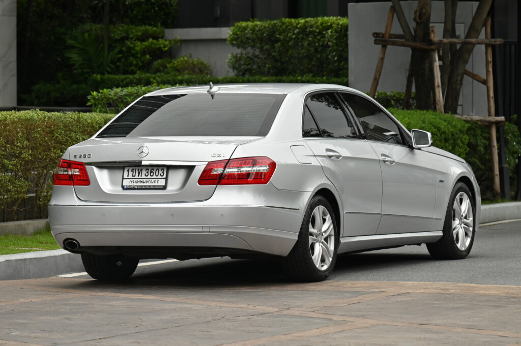 ขาย BENZ E250 CGI W212 เกียร์ 7 SPEED เปลี่ยนที่คอพวงมาลัย LED DAYLIGHTS ตรง สวยสภาพดีน่าใช้มากครับ