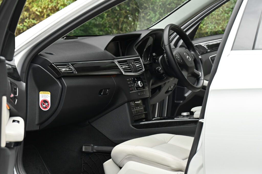 ขาย BENZ E250 CGI W212 เกียร์ 7 SPEED เปลี่ยนที่คอพวงมาลัย LED DAYLIGHTS ตรง สวยสภาพดีน่าใช้มากครับ