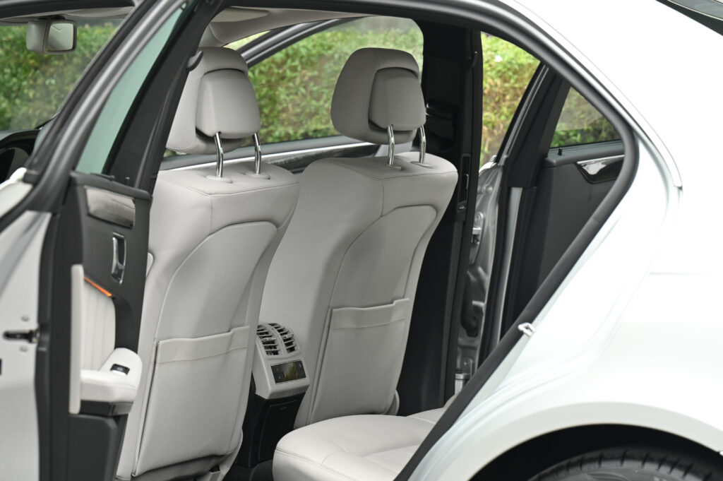 ขาย BENZ E250 CGI W212 เกียร์ 7 SPEED เปลี่ยนที่คอพวงมาลัย LED DAYLIGHTS ตรง สวยสภาพดีน่าใช้มากครับ