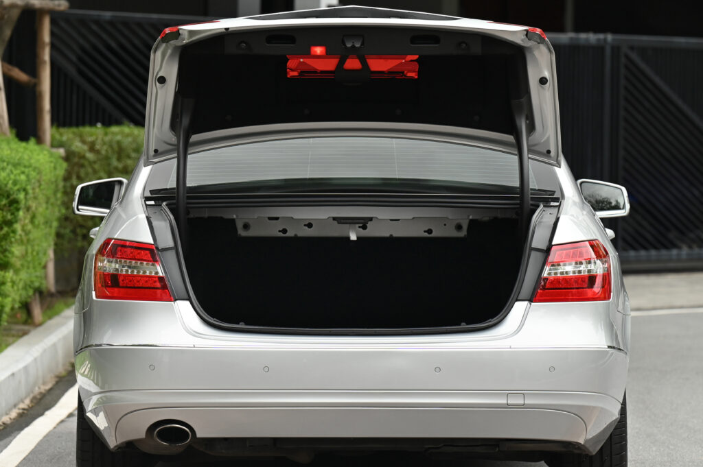ขาย BENZ E250 CGI W212 เกียร์ 7 SPEED เปลี่ยนที่คอพวงมาลัย LED DAYLIGHTS ตรง สวยสภาพดีน่าใช้มากครับ