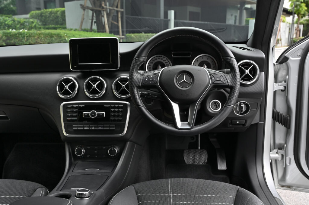 9,915 km BENZ A180 W176 รถบ้านมือเดียวซื้อเงินสด ออกรถที่ศูนย์เบนซ์เค้งหงส์ทองเมื่อวันที่ 16/05/14