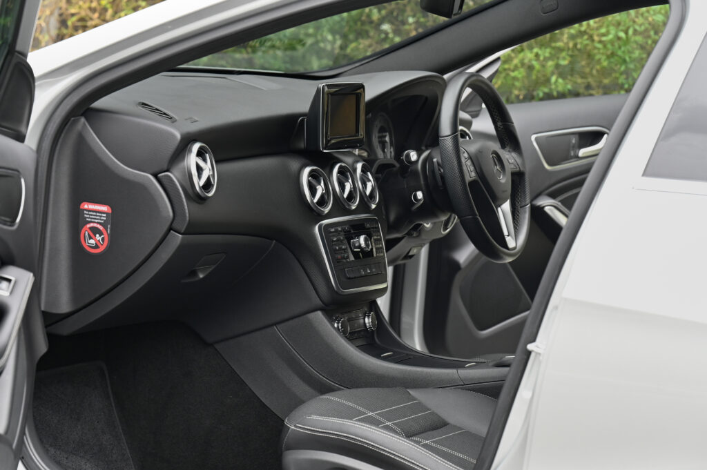 9,915 km BENZ A180 W176 รถบ้านมือเดียวซื้อเงินสด ออกรถที่ศูนย์เบนซ์เค้งหงส์ทองเมื่อวันที่ 16/05/14