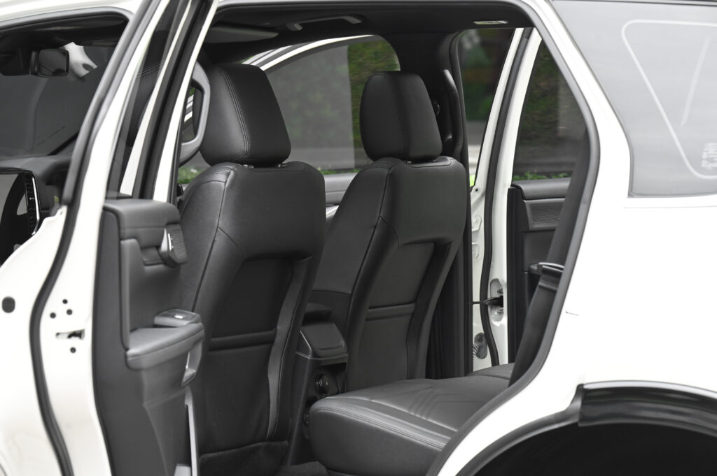 11,243 km Ford EVEREST 2.0 Bi-Turbo Titanium+ 4WD ออกรถเดือน 05/24 ใหม่ที่สุดในตลาดสภาพป้ายแดงครับ