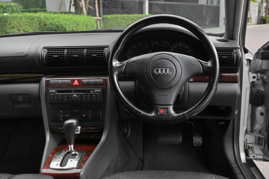 69,921 km Audi A4 1.8 Turbo ปี 2001 ที่เยี่ยมยอดที่สุดของยุคนั้นครับ