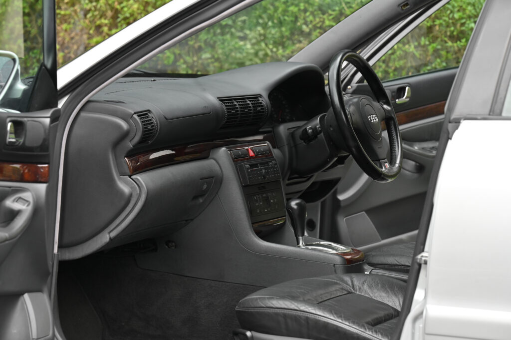 69,921 km Audi A4 1.8 Turbo ปี 2001 ที่เยี่ยมยอดที่สุดของยุคนั้นครับ