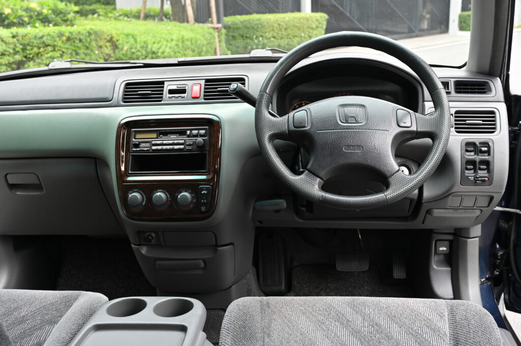 CR-V 2.0 EXi Gen 1 สีน้ำเงิน เกียร์ O/D รถบ้านสภาพดีเยี่ยม เหมาะสำหรับท่านที่ชื่นชอบรถรุ่นนี้ครับ