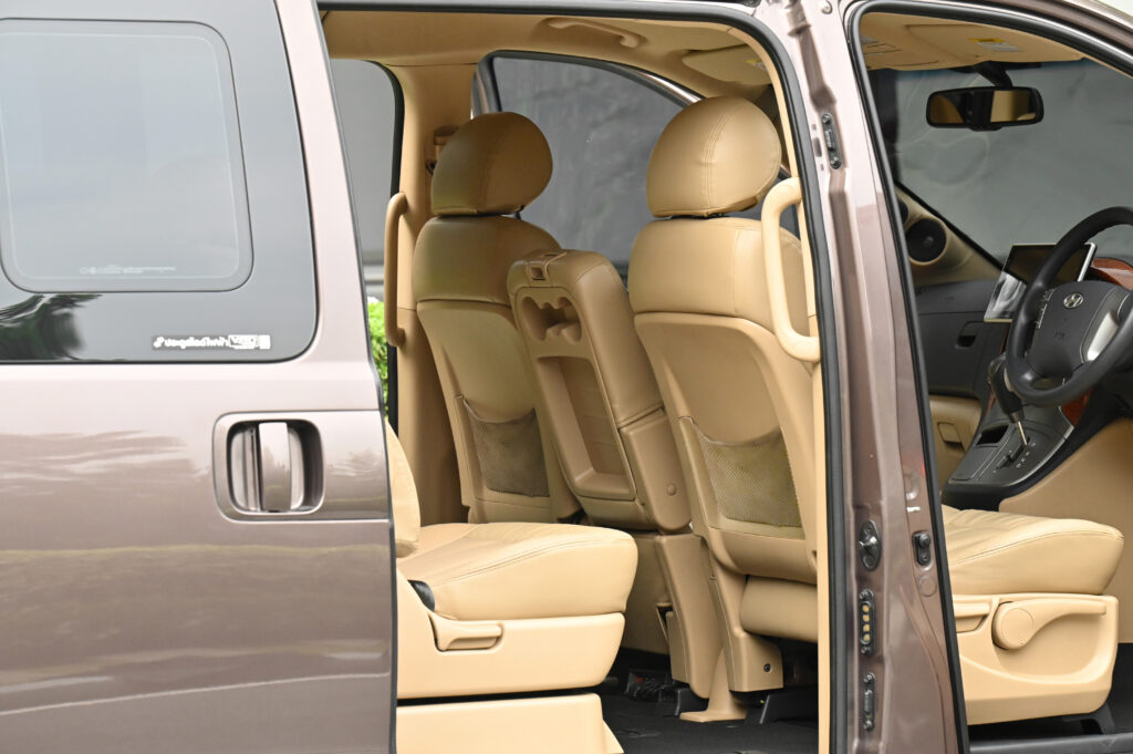 132,470 km Hyundai H-1 2.5 Deluxe มีประตูไฟฟ้าทั้ง 2 ด้าน เจ้าของเดียวซื้อเงินสด รถสวยสภาพดีมากครับ