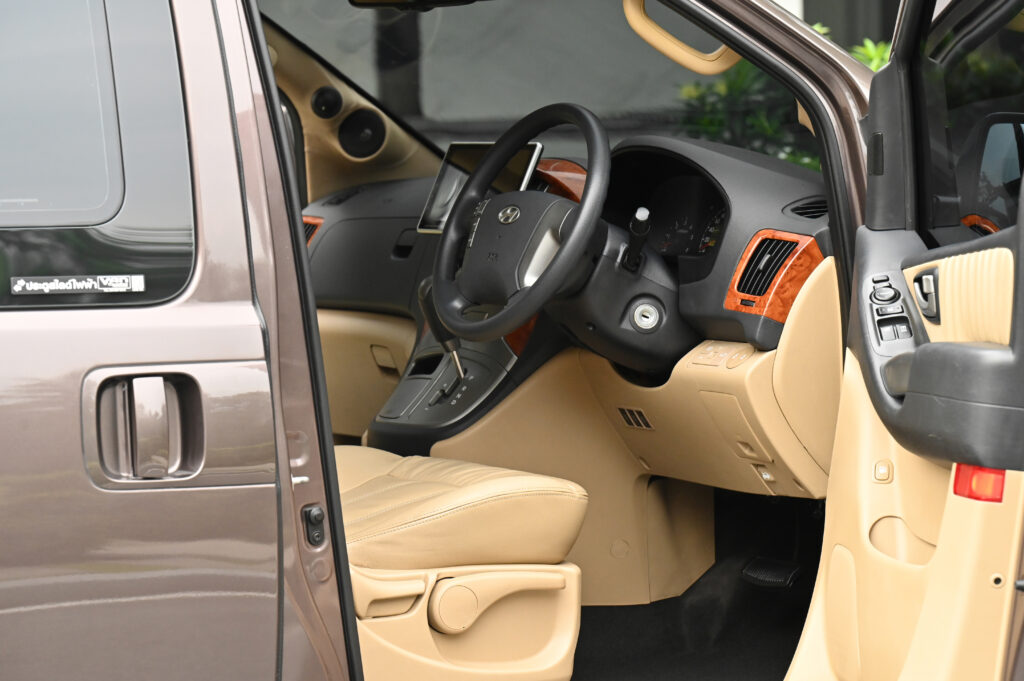 132,470 km Hyundai H-1 2.5 Deluxe มีประตูไฟฟ้าทั้ง 2 ด้าน เจ้าของเดียวซื้อเงินสด รถสวยสภาพดีมากครับ
