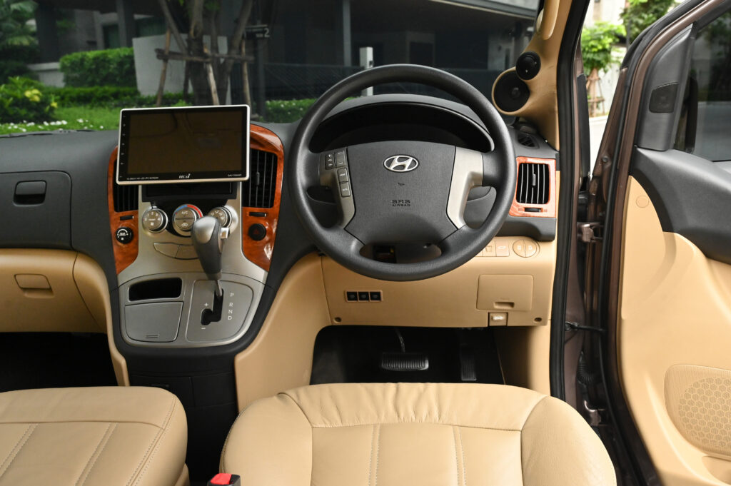 132,470 km Hyundai H-1 2.5 Deluxe มีประตูไฟฟ้าทั้ง 2 ด้าน เจ้าของเดียวซื้อเงินสด รถสวยสภาพดีมากครับ