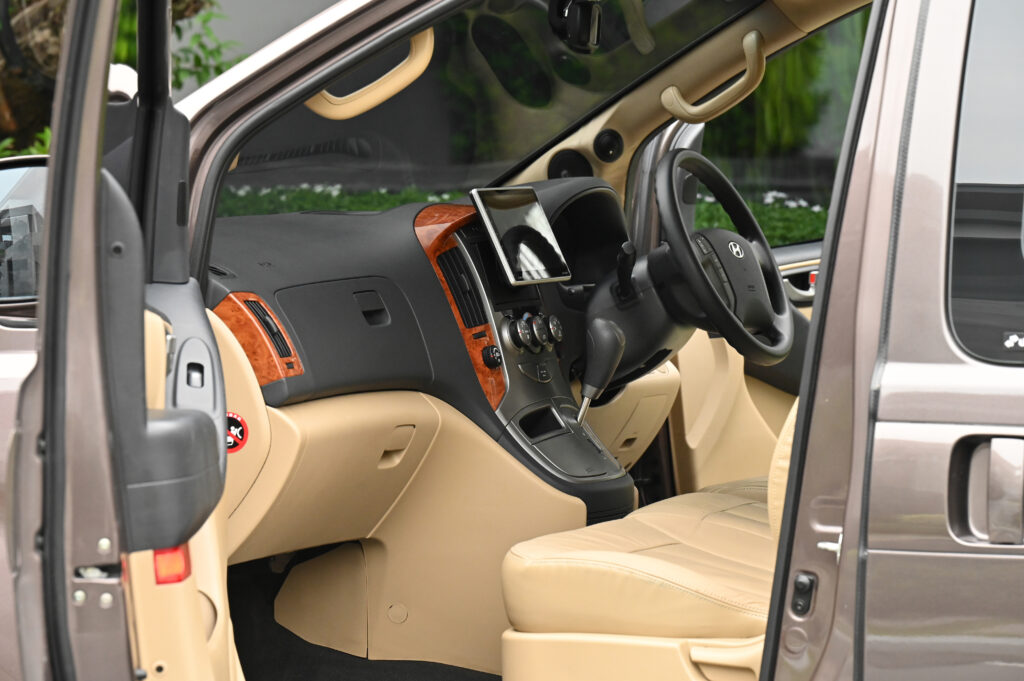 132,470 km Hyundai H-1 2.5 Deluxe มีประตูไฟฟ้าทั้ง 2 ด้าน เจ้าของเดียวซื้อเงินสด รถสวยสภาพดีมากครับ