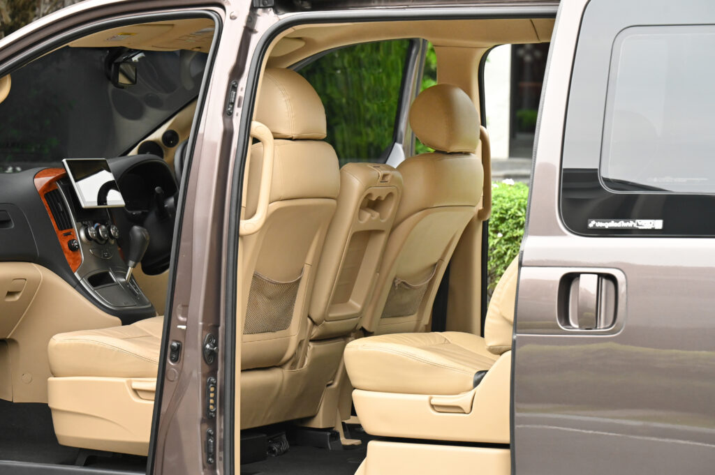 132,470 km Hyundai H-1 2.5 Deluxe มีประตูไฟฟ้าทั้ง 2 ด้าน เจ้าของเดียวซื้อเงินสด รถสวยสภาพดีมากครับ