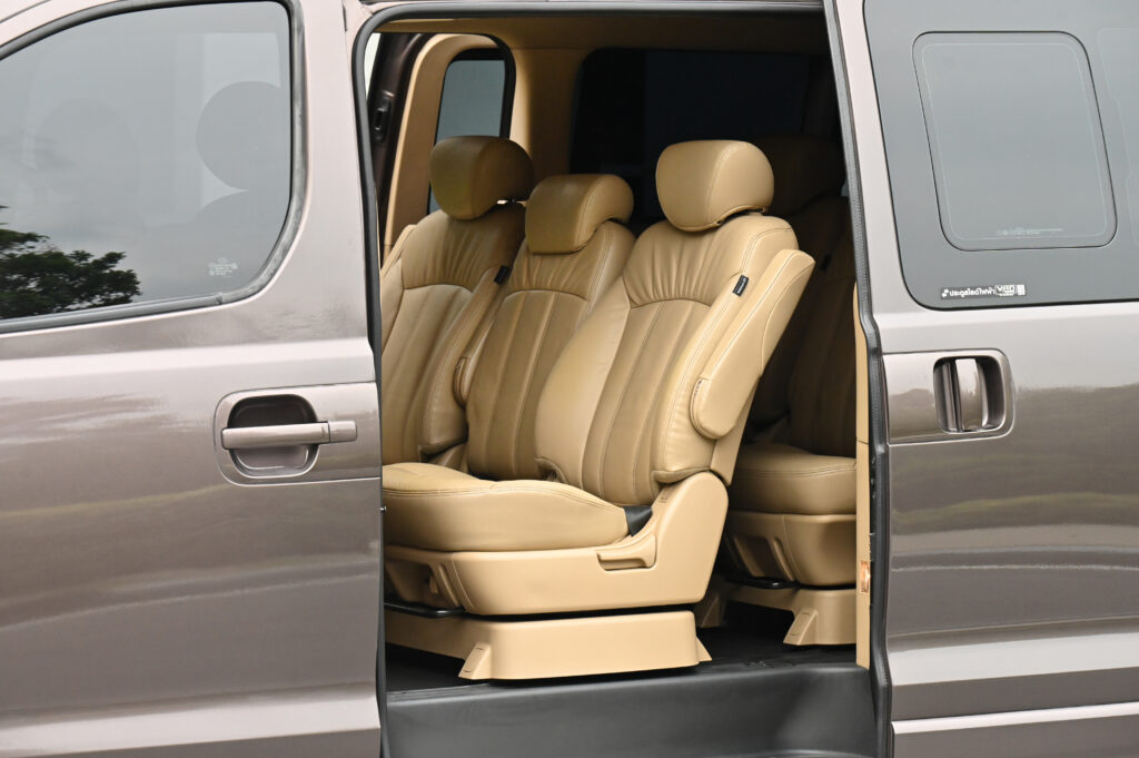132,470 km Hyundai H-1 2.5 Deluxe มีประตูไฟฟ้าทั้ง 2 ด้าน เจ้าของเดียวซื้อเงินสด รถสวยสภาพดีมากครับ