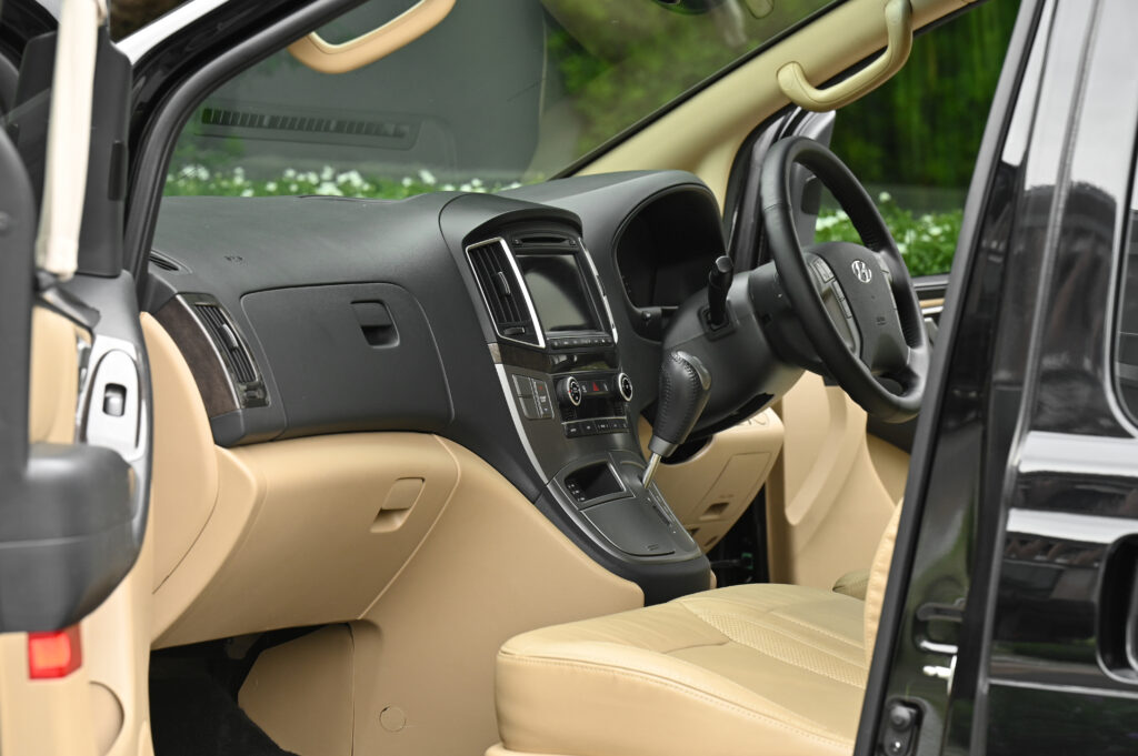 53,017 Km Hyundai H-1 Minor Change รถบ้านมือเดียวซื้อเงินสดเจ้าของลำดับที่ 1 ใช้งานน้อยสภาพดีมากครับ