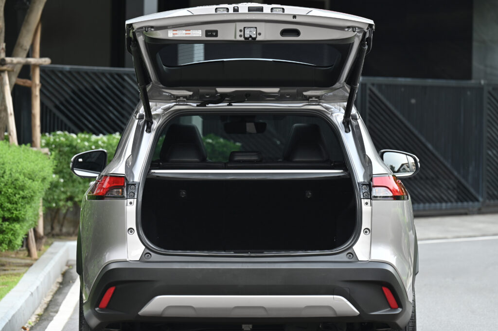 6,874 km Corolla CROSS 1.8 Hybrid Premium Safety เจ้าของชาวแคนนาดาใช้น้อยมาก สภาพเหมือนรถป้ายแดงครับ