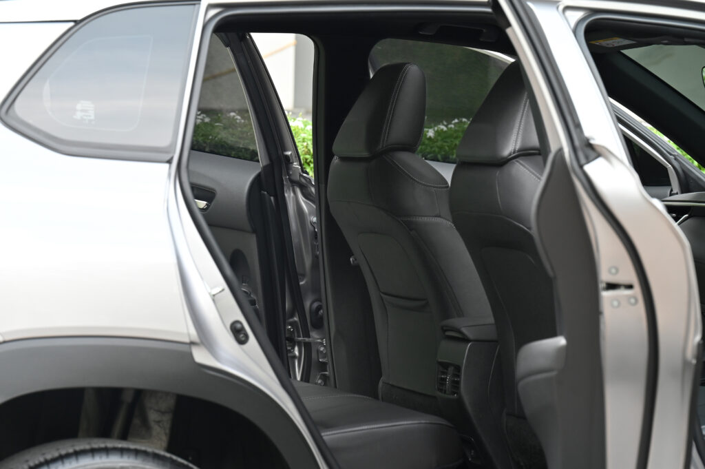 6,874 km Corolla CROSS 1.8 Hybrid Premium Safety เจ้าของชาวแคนนาดาใช้น้อยมาก สภาพเหมือนรถป้ายแดงครับ