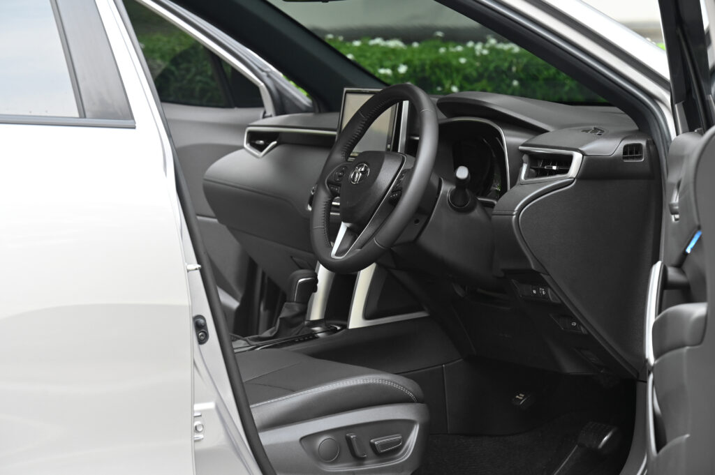 6,874 km Corolla CROSS 1.8 Hybrid Premium Safety เจ้าของชาวแคนนาดาใช้น้อยมาก สภาพเหมือนรถป้ายแดงครับ