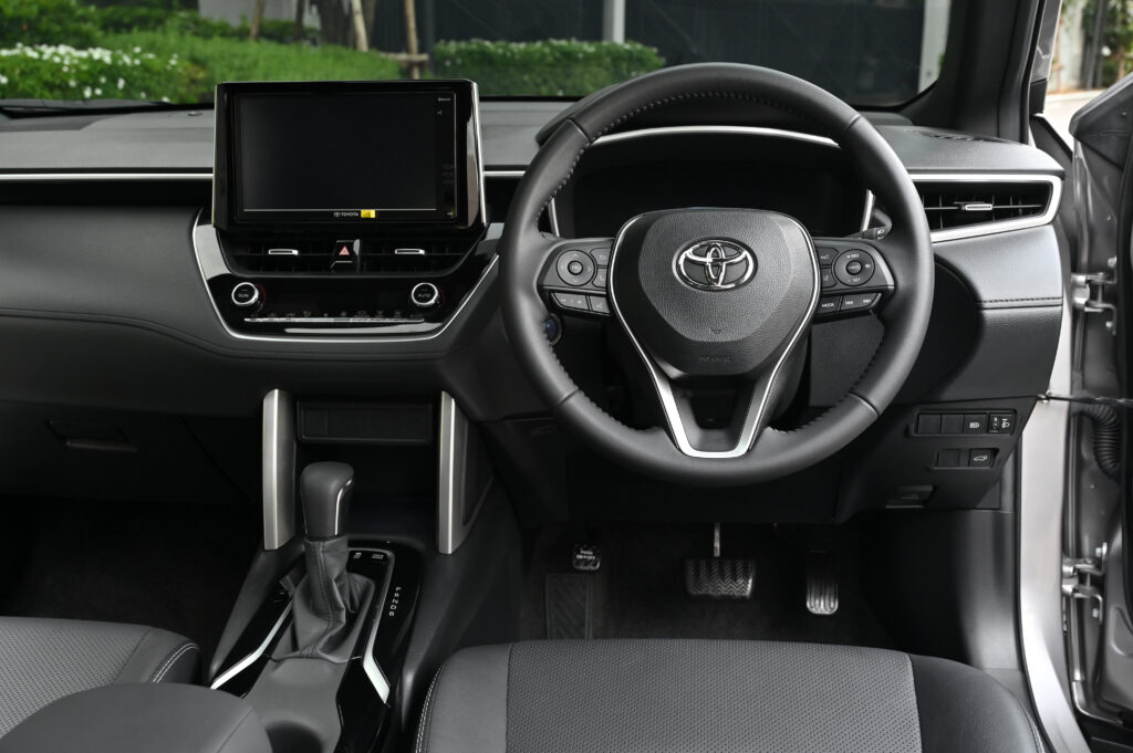 6,874 km Corolla CROSS 1.8 Hybrid Premium Safety เจ้าของชาวแคนนาดาใช้น้อยมาก สภาพเหมือนรถป้ายแดงครับ