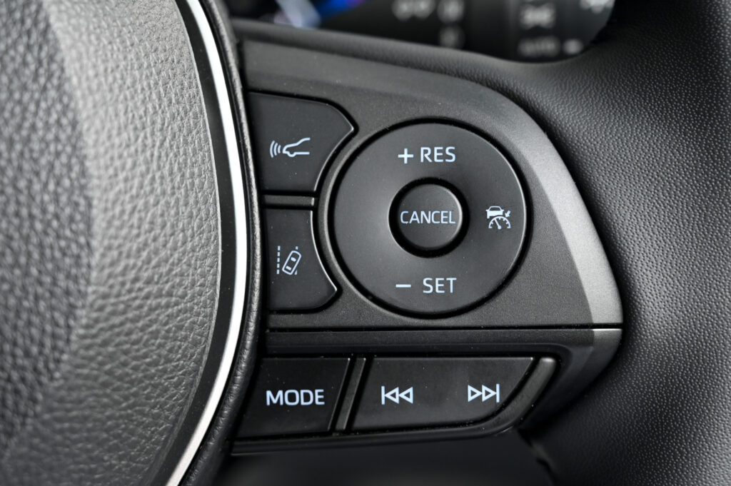 6,874 km Corolla CROSS 1.8 Hybrid Premium Safety เจ้าของชาวแคนนาดาใช้น้อยมาก สภาพเหมือนรถป้ายแดงครับ