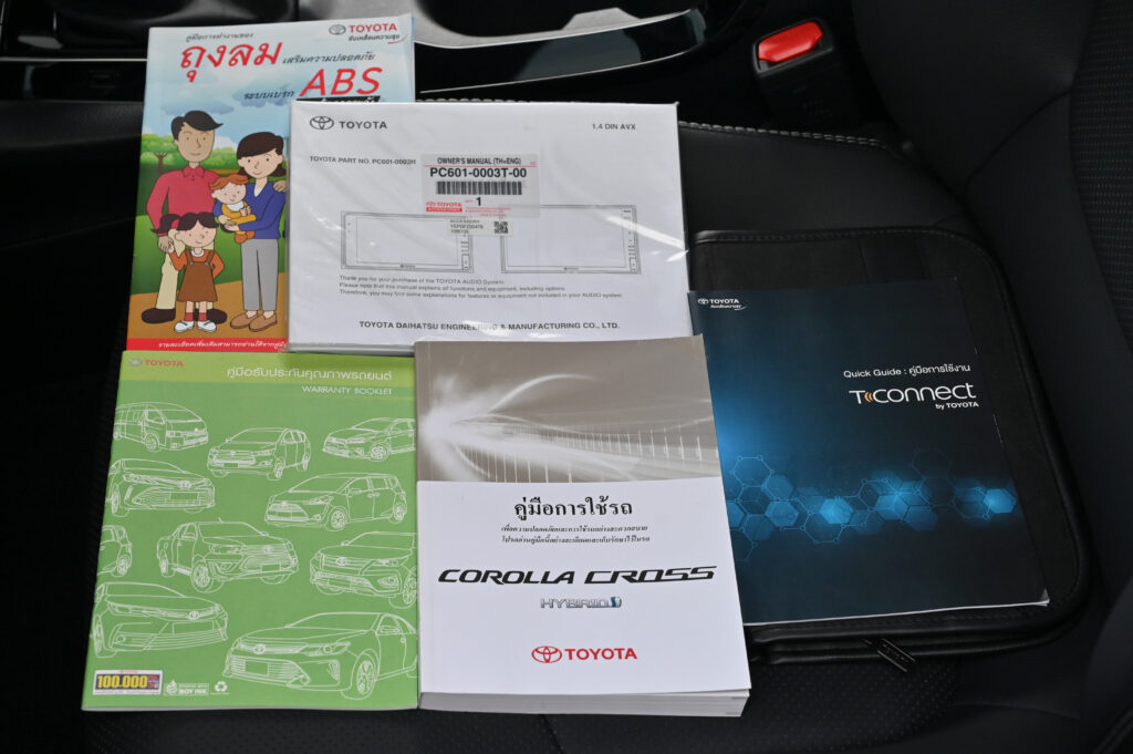 6,874 km Corolla CROSS 1.8 Hybrid Premium Safety เจ้าของชาวแคนนาดาใช้น้อยมาก สภาพเหมือนรถป้ายแดงครับ