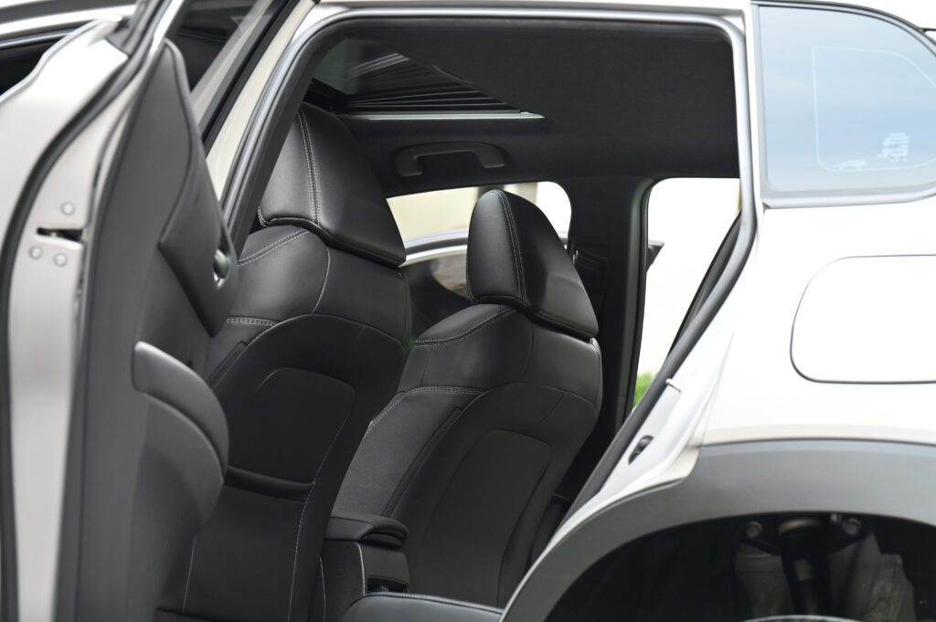 6,874 km Corolla CROSS 1.8 Hybrid Premium Safety เจ้าของชาวแคนนาดาใช้น้อยมาก สภาพเหมือนรถป้ายแดงครับ