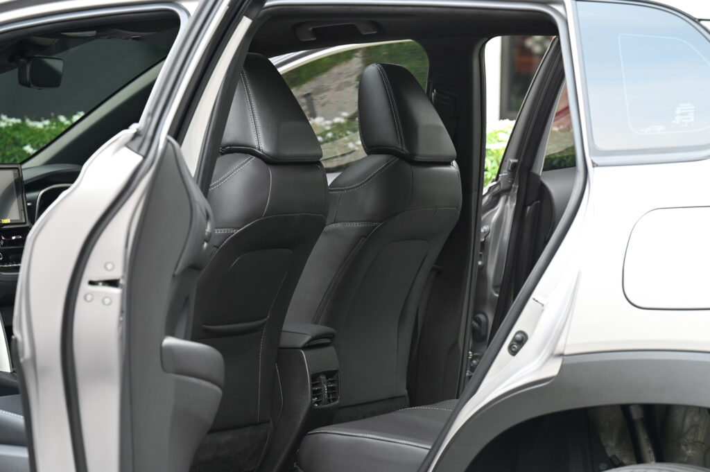 6,874 km Corolla CROSS 1.8 Hybrid Premium Safety เจ้าของชาวแคนนาดาใช้น้อยมาก สภาพเหมือนรถป้ายแดงครับ