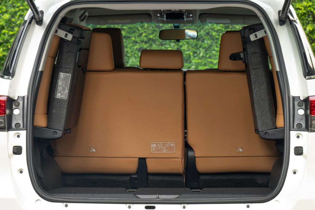 44,115 km Fortuner 2.8V 4WD รถบ้านใช้งานน้อยมากสภาพดี มีประวัติศูนย์โตโยต้าตามระยะครับ