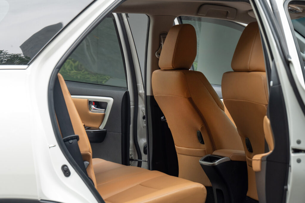 44,115 km Fortuner 2.8V 4WD รถบ้านใช้งานน้อยมากสภาพดี มีประวัติศูนย์โตโยต้าตามระยะครับ