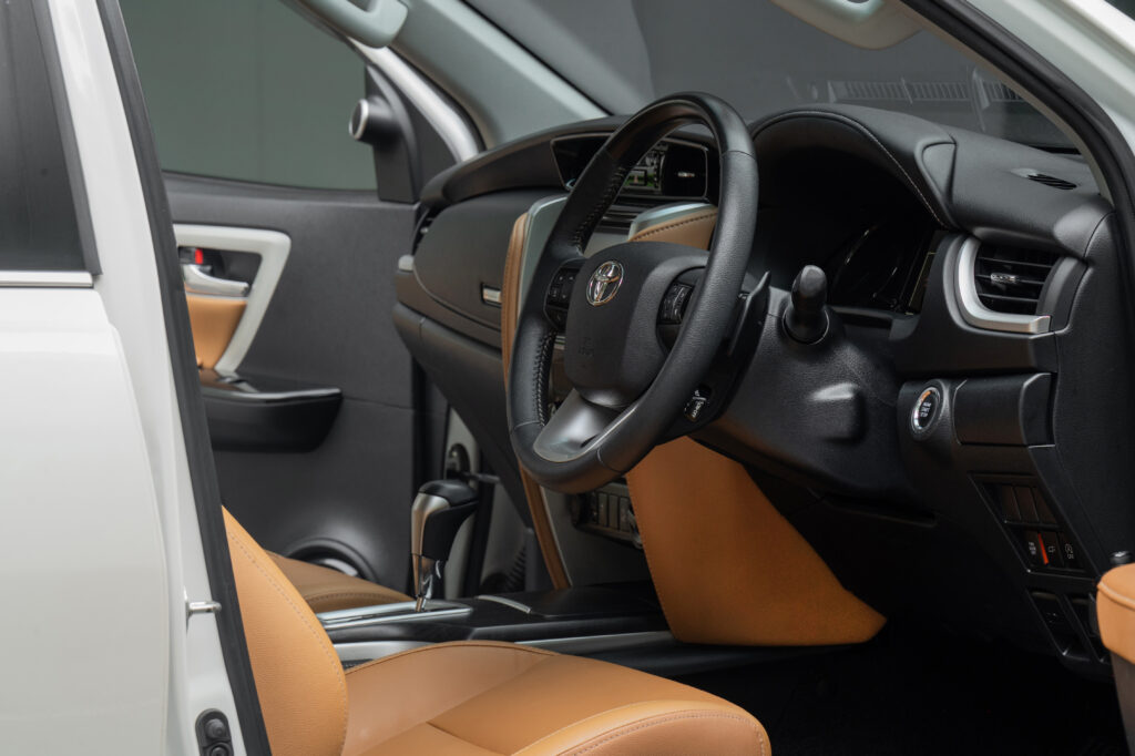 44,115 km Fortuner 2.8V 4WD รถบ้านใช้งานน้อยมากสภาพดี มีประวัติศูนย์โตโยต้าตามระยะครับ