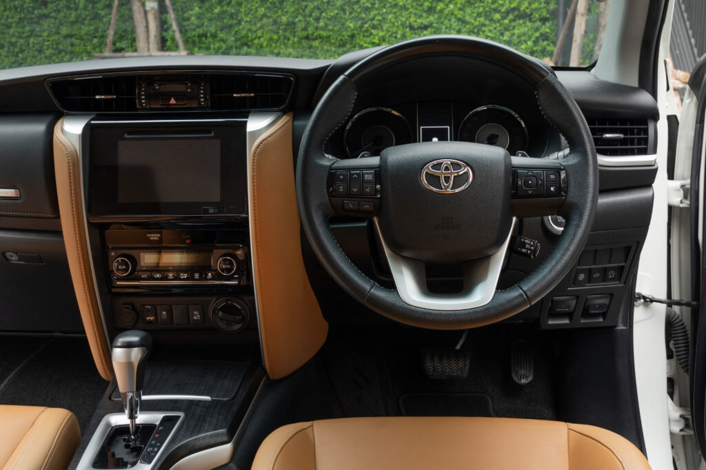 44,115 km Fortuner 2.8V 4WD รถบ้านใช้งานน้อยมากสภาพดี มีประวัติศูนย์โตโยต้าตามระยะครับ