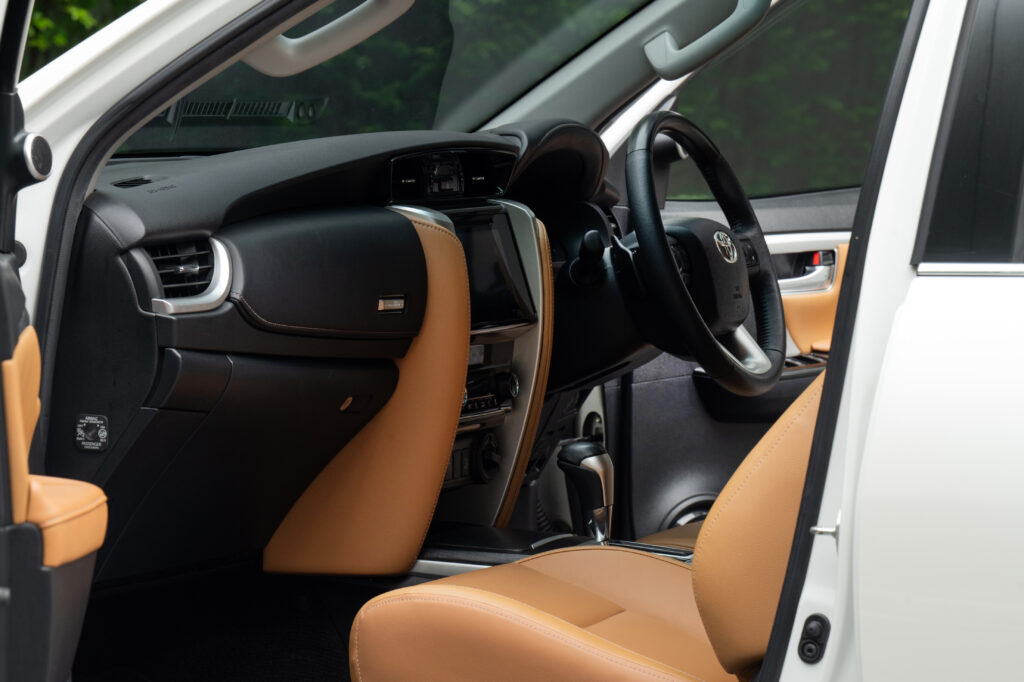 44,115 km Fortuner 2.8V 4WD รถบ้านใช้งานน้อยมากสภาพดี มีประวัติศูนย์โตโยต้าตามระยะครับ