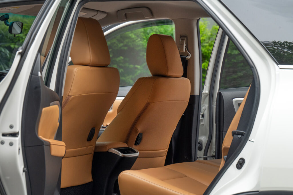 44,115 km Fortuner 2.8V 4WD รถบ้านใช้งานน้อยมากสภาพดี มีประวัติศูนย์โตโยต้าตามระยะครับ