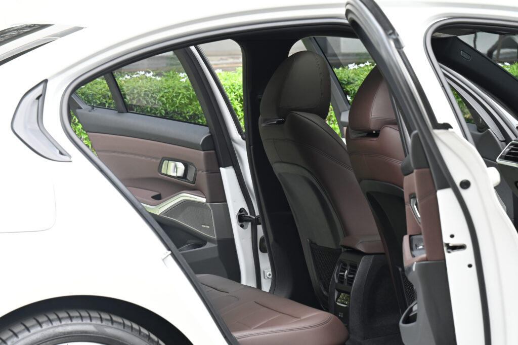 60,483 km BMW 330e M Sport G20 MY2021 เพิ่ม Adaptive Cruise Control Stop & Go รถบ้านมือเดียวสภาพดี