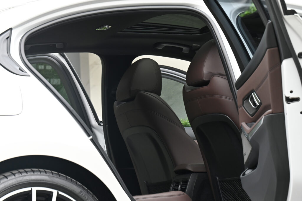 60,483 km BMW 330e M Sport G20 MY2021 เพิ่ม Adaptive Cruise Control Stop & Go รถบ้านมือเดียวสภาพดี