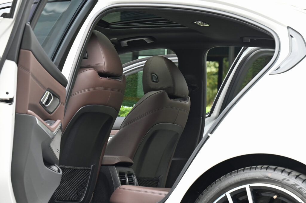 60,483 km BMW 330e M Sport G20 MY2021 เพิ่ม Adaptive Cruise Control Stop & Go รถบ้านมือเดียวสภาพดี