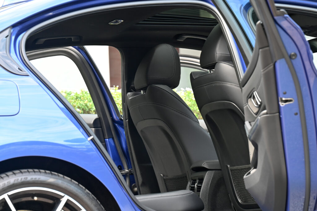 BMW 330e M Sport สีพิเศษ น้ำเงิน Portimao Blue สวยมาก Warranty ถึงปี 2026 รถบ้านมือเดียวสภาพดีเยี่ยม