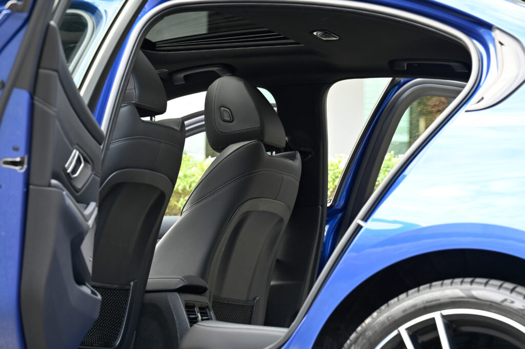 BMW 330e M Sport สีพิเศษ น้ำเงิน Portimao Blue สวยมาก Warranty ถึงปี 2026 รถบ้านมือเดียวสภาพดีเยี่ยม