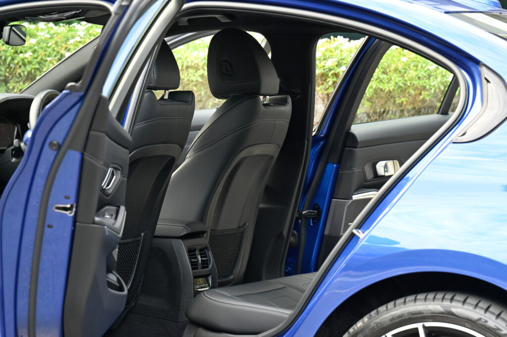BMW 330e M Sport สีพิเศษ น้ำเงิน Portimao Blue สวยมาก Warranty ถึงปี 2026 รถบ้านมือเดียวสภาพดีเยี่ยม