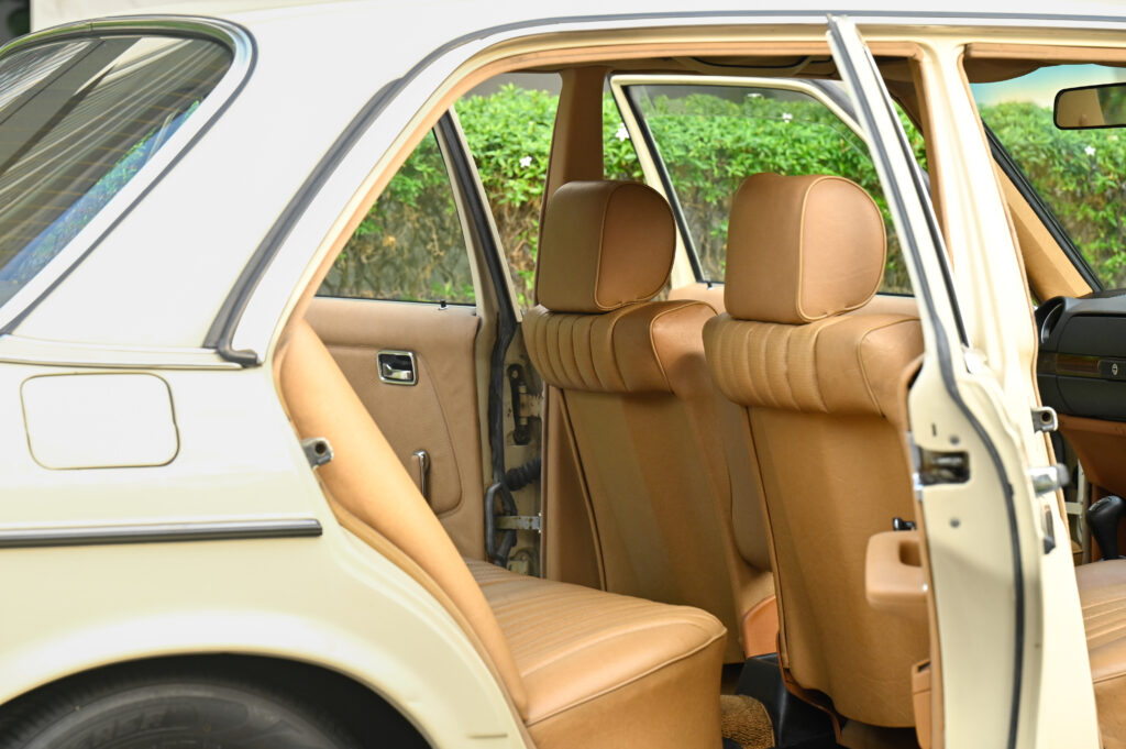 เหมือนถูกคําสั่งให้ประหาร ดุจยืนฟังศาลอ่านคําพิพากษา ขาย BENZ W123 200 MT 1983 ของนักร้องชื่อดังครับ