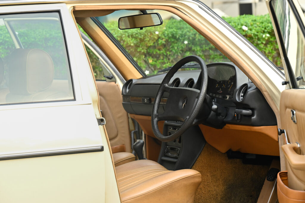 เหมือนถูกคําสั่งให้ประหาร ดุจยืนฟังศาลอ่านคําพิพากษา ขาย BENZ W123 200 MT 1983 ของนักร้องชื่อดังครับ