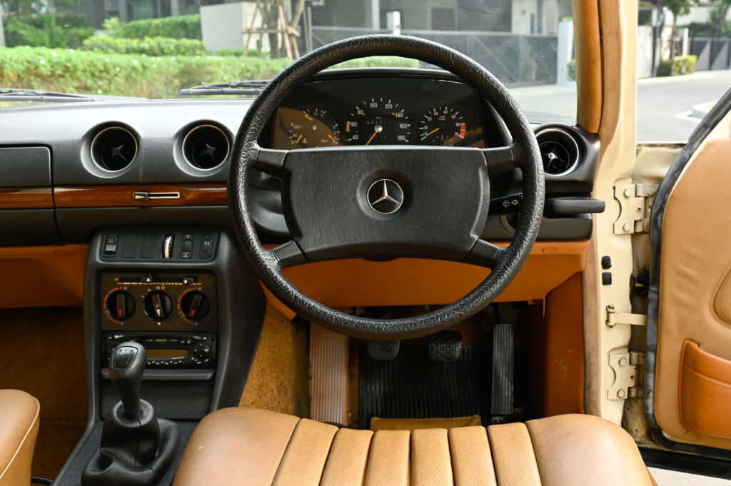 เหมือนถูกคําสั่งให้ประหาร ดุจยืนฟังศาลอ่านคําพิพากษา ขาย BENZ W123 200 MT 1983 ของนักร้องชื่อดังครับ