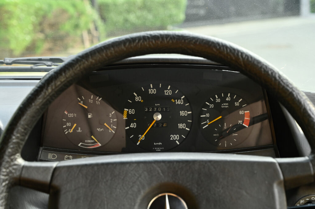 เหมือนถูกคําสั่งให้ประหาร ดุจยืนฟังศาลอ่านคําพิพากษา ขาย BENZ W123 200 MT 1983 ของนักร้องชื่อดังครับ