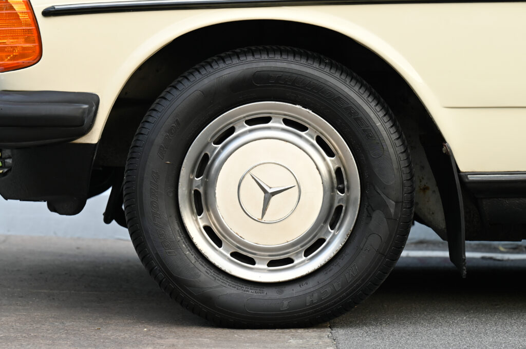 เหมือนถูกคําสั่งให้ประหาร ดุจยืนฟังศาลอ่านคําพิพากษา ขาย BENZ W123 200 MT 1983 ของนักร้องชื่อดังครับ