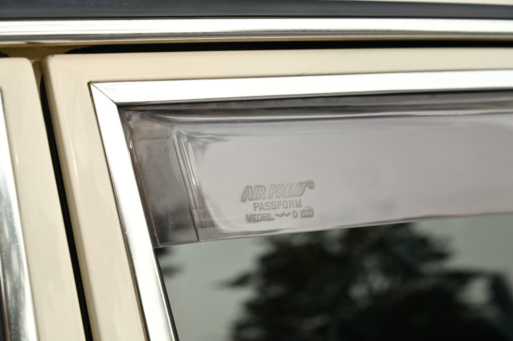 เหมือนถูกคําสั่งให้ประหาร ดุจยืนฟังศาลอ่านคําพิพากษา ขาย BENZ W123 200 MT 1983 ของนักร้องชื่อดังครับ