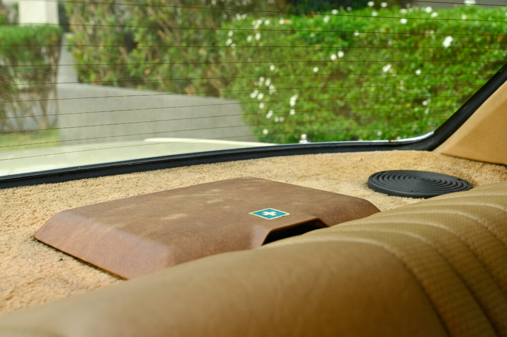 เหมือนถูกคําสั่งให้ประหาร ดุจยืนฟังศาลอ่านคําพิพากษา ขาย BENZ W123 200 MT 1983 ของนักร้องชื่อดังครับ