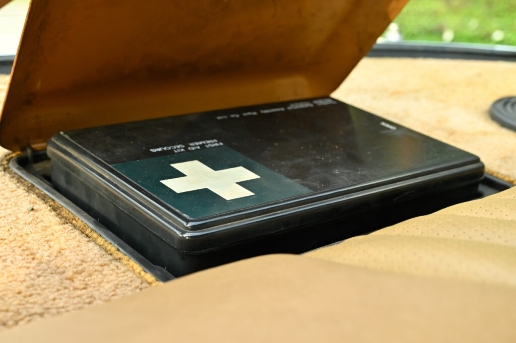 เหมือนถูกคําสั่งให้ประหาร ดุจยืนฟังศาลอ่านคําพิพากษา ขาย BENZ W123 200 MT 1983 ของนักร้องชื่อดังครับ