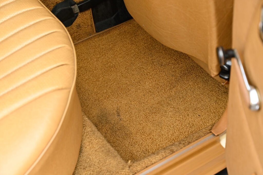 เหมือนถูกคําสั่งให้ประหาร ดุจยืนฟังศาลอ่านคําพิพากษา ขาย BENZ W123 200 MT 1983 ของนักร้องชื่อดังครับ