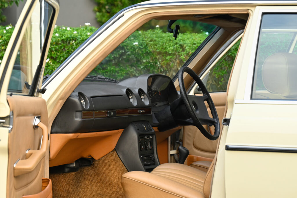 เหมือนถูกคําสั่งให้ประหาร ดุจยืนฟังศาลอ่านคําพิพากษา ขาย BENZ W123 200 MT 1983 ของนักร้องชื่อดังครับ