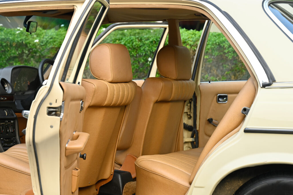 เหมือนถูกคําสั่งให้ประหาร ดุจยืนฟังศาลอ่านคําพิพากษา ขาย BENZ W123 200 MT 1983 ของนักร้องชื่อดังครับ